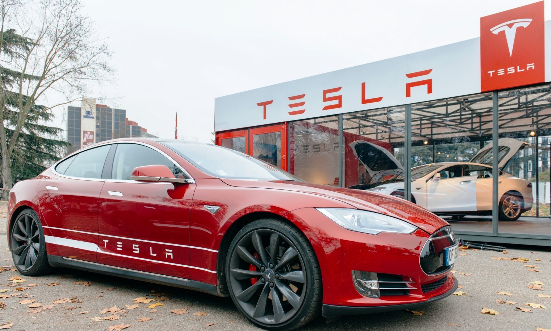 Tesla targets wealthy shoppers