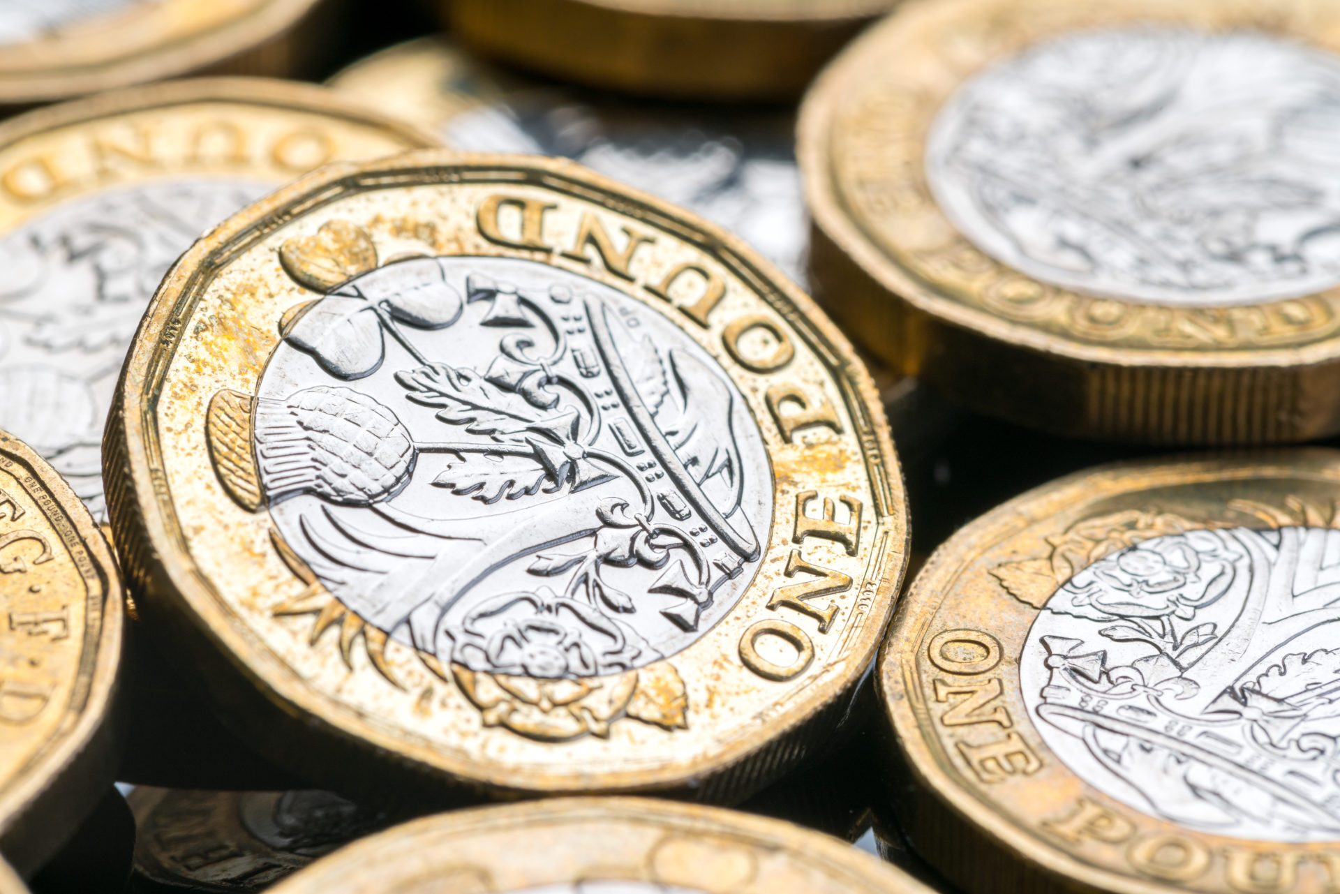 Growth data helps pound | Smart Currency Business